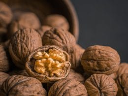 brown garlic on brown bowl