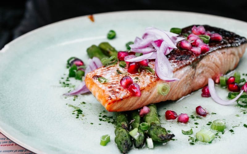 fish with onions and asparagus